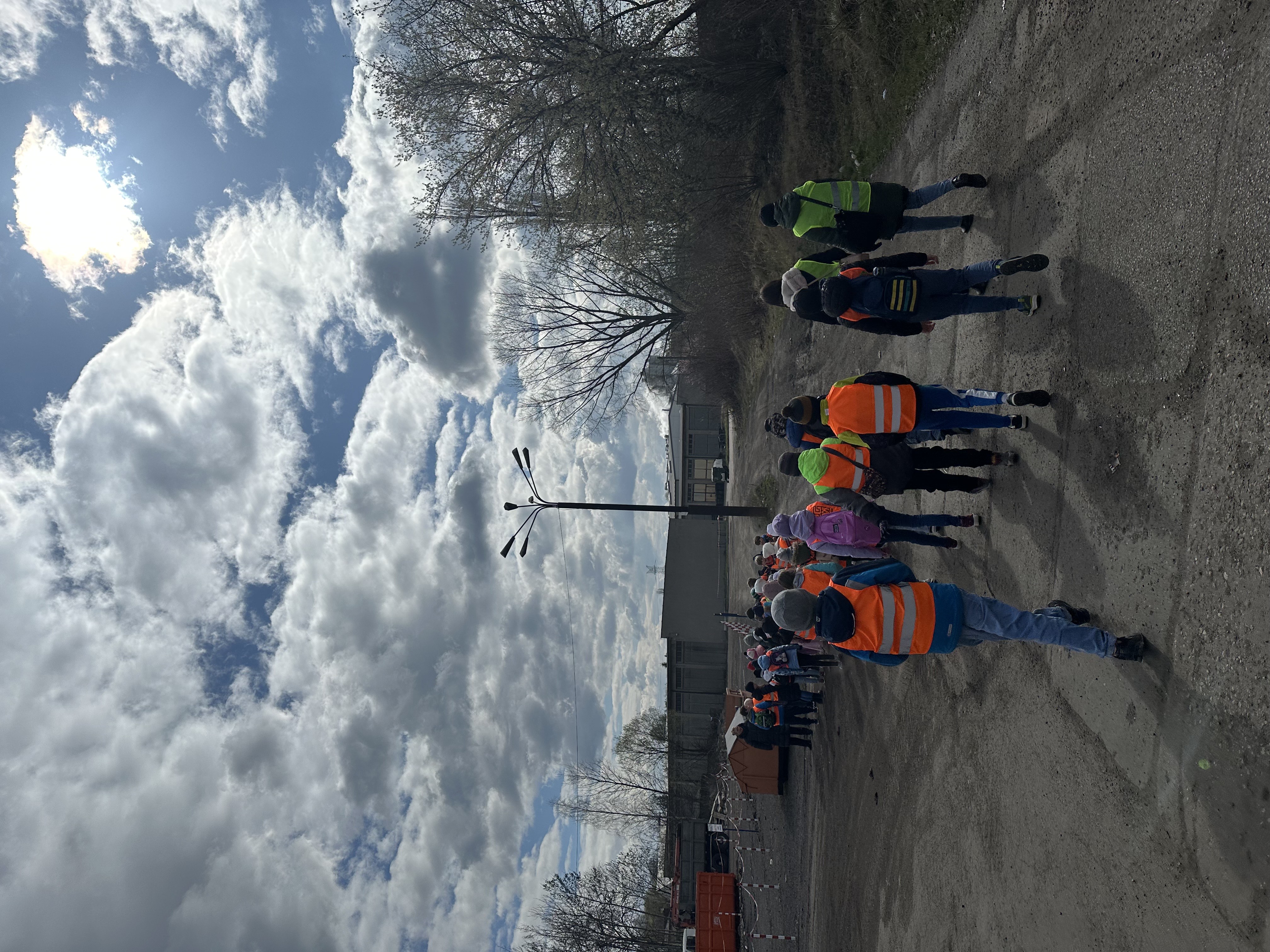 Zdjęcie grupa uczniów idąca zwiedzać sortownie odpadów.jpeg