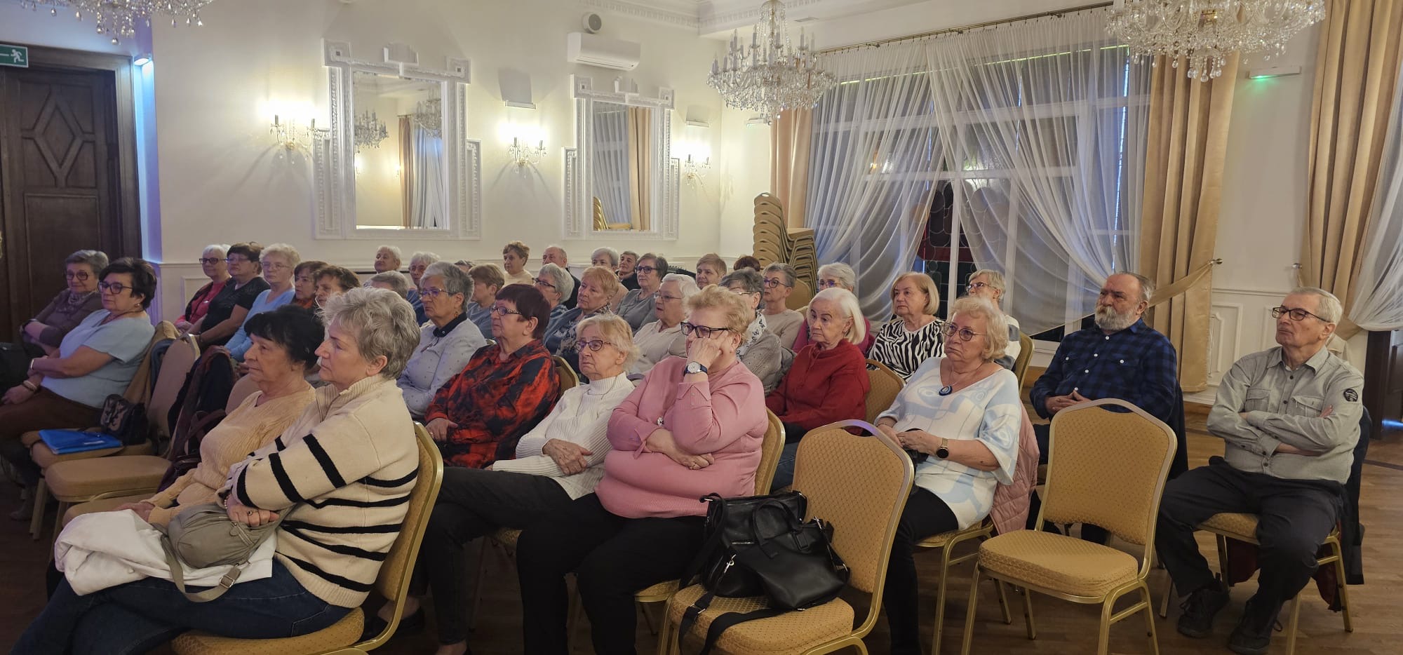 Zdjęcie pełna sala słuchaczy.jpeg