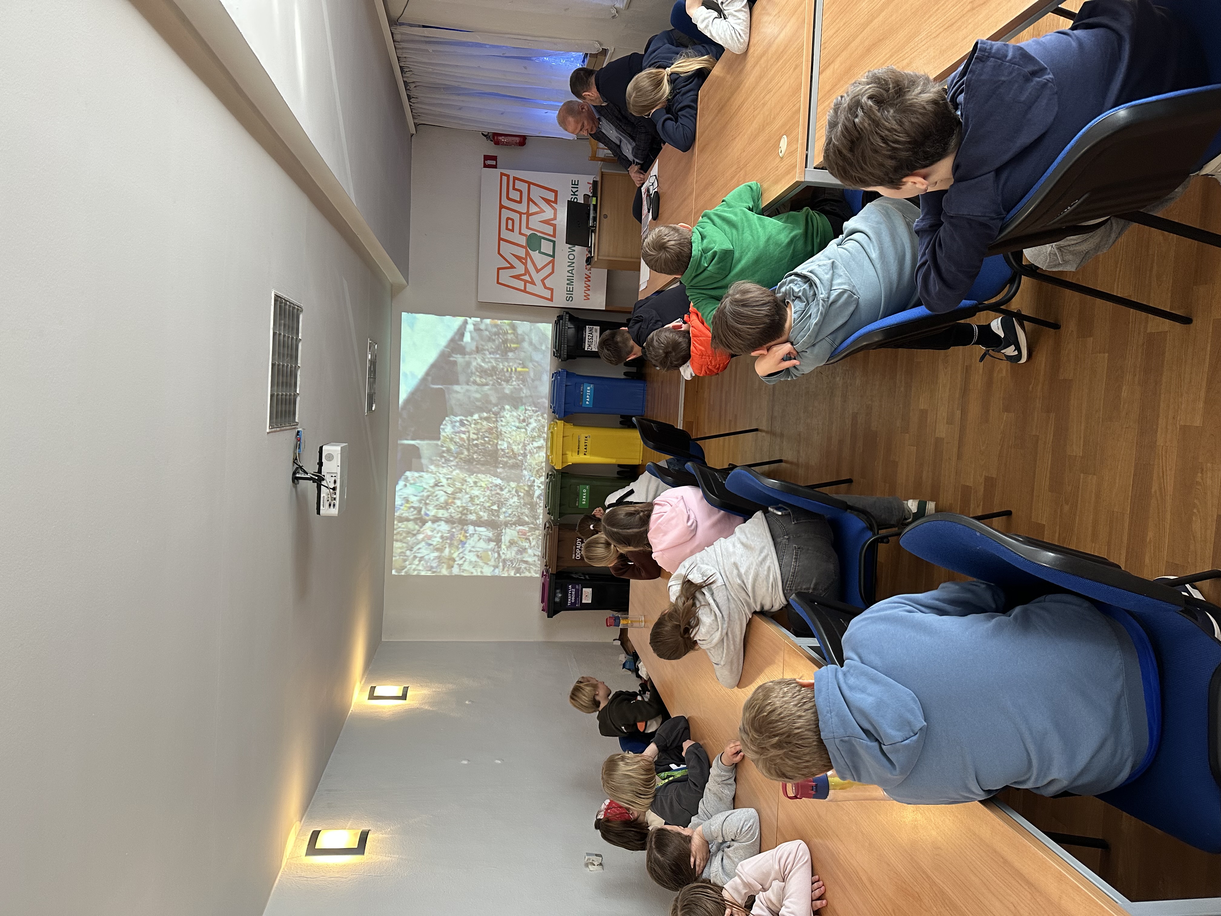 Zdjęcie uczniowie podczas prelekcji.jpeg